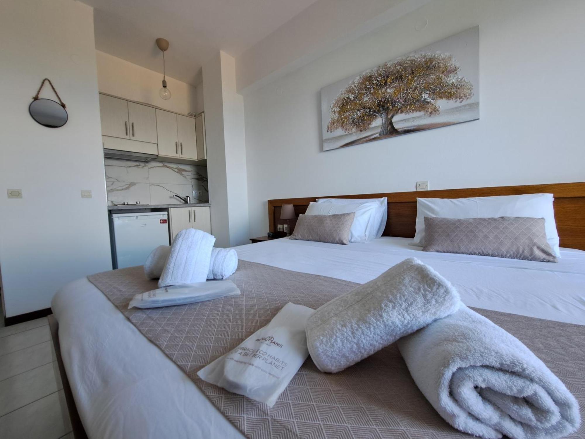 75 Steps Apartments Mesongí Екстериор снимка