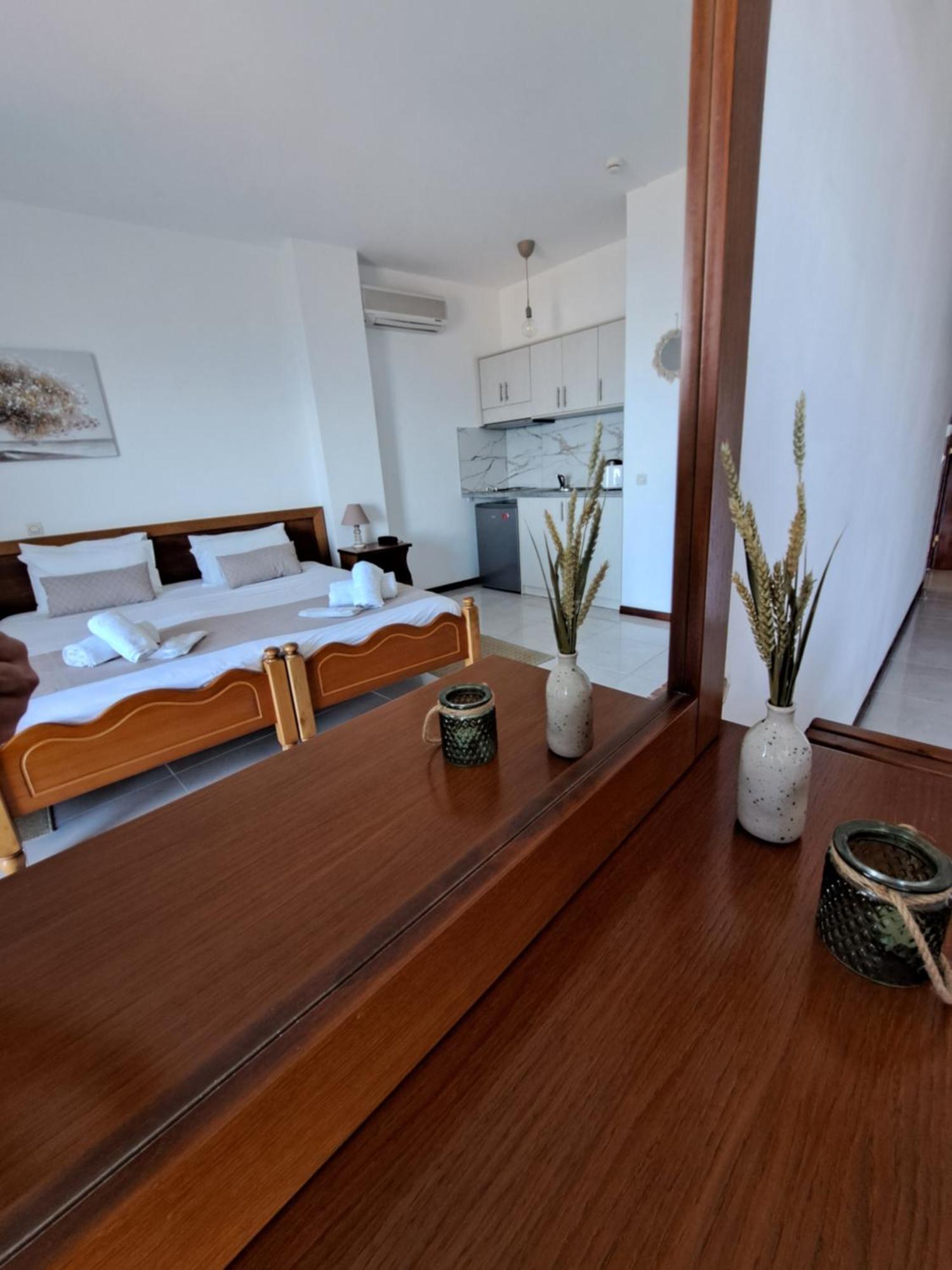 75 Steps Apartments Mesongí Екстериор снимка