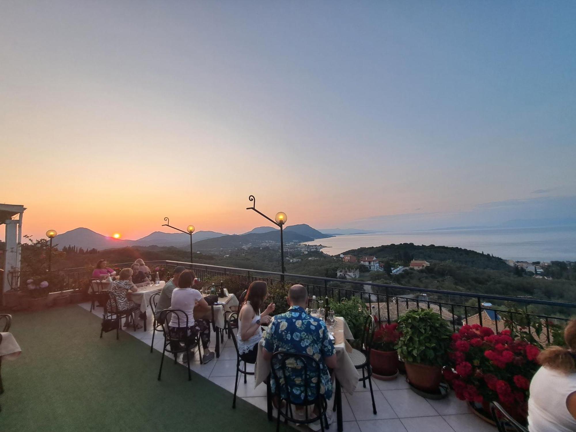 75 Steps Apartments Mesongí Екстериор снимка
